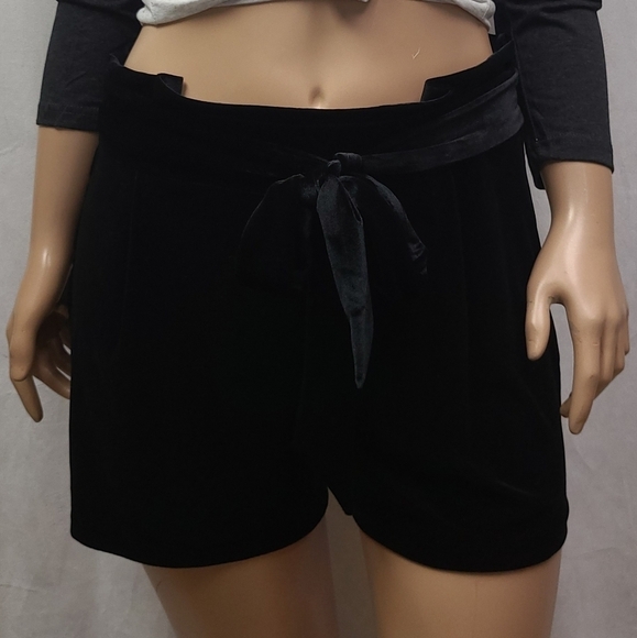 SUPER HIGH WAISTED VELVET SASH WAIST SHORTS IN BLACK - Picture 4 of 8